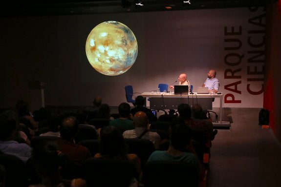 «Hay vida en Marte, la hemos llevado nosotros en las misiones»