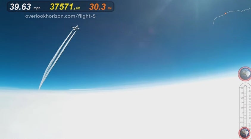 Inédito: un globo meteorológico capta de cerca el imponente vuelo de un Airbus