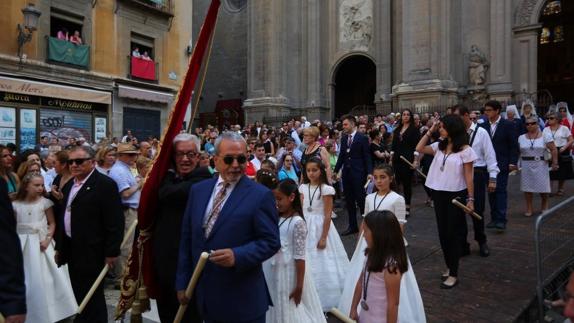 Multan a una mujer por llamar «amigo de los terroristas» al alcalde en el cortejo del Corpus