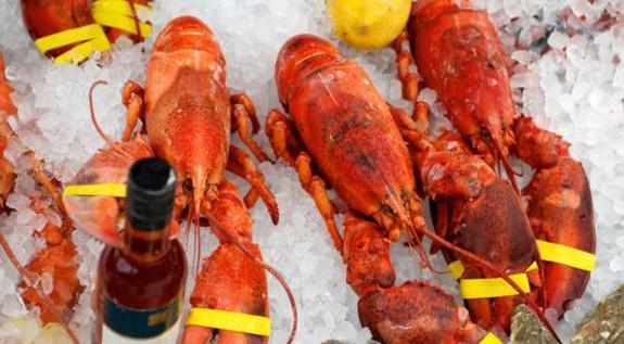 Condenan a un restaurante a 5.000 euros de multa por tener langostas en hielo